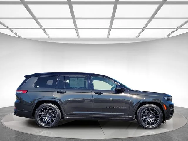 Used 2024 Gray Jeep Summit image 3
