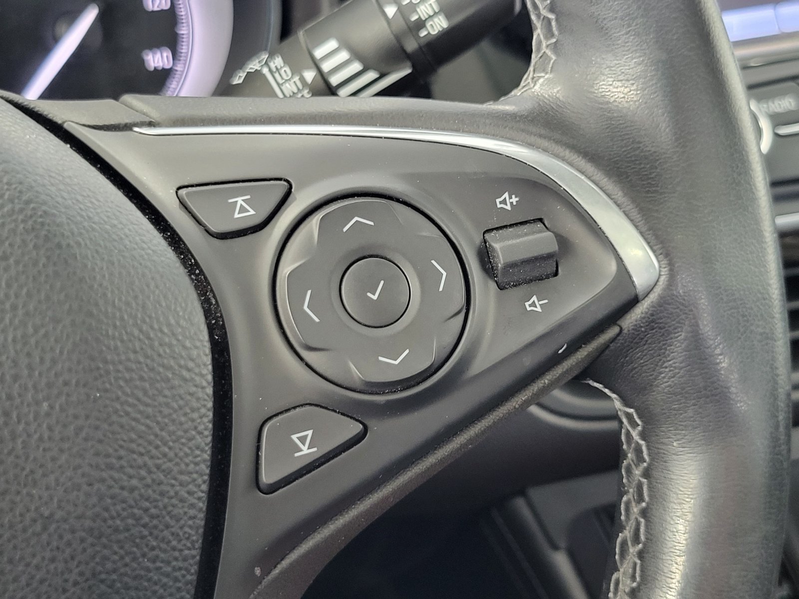 Used 2020 Blue Buick Essence image 19