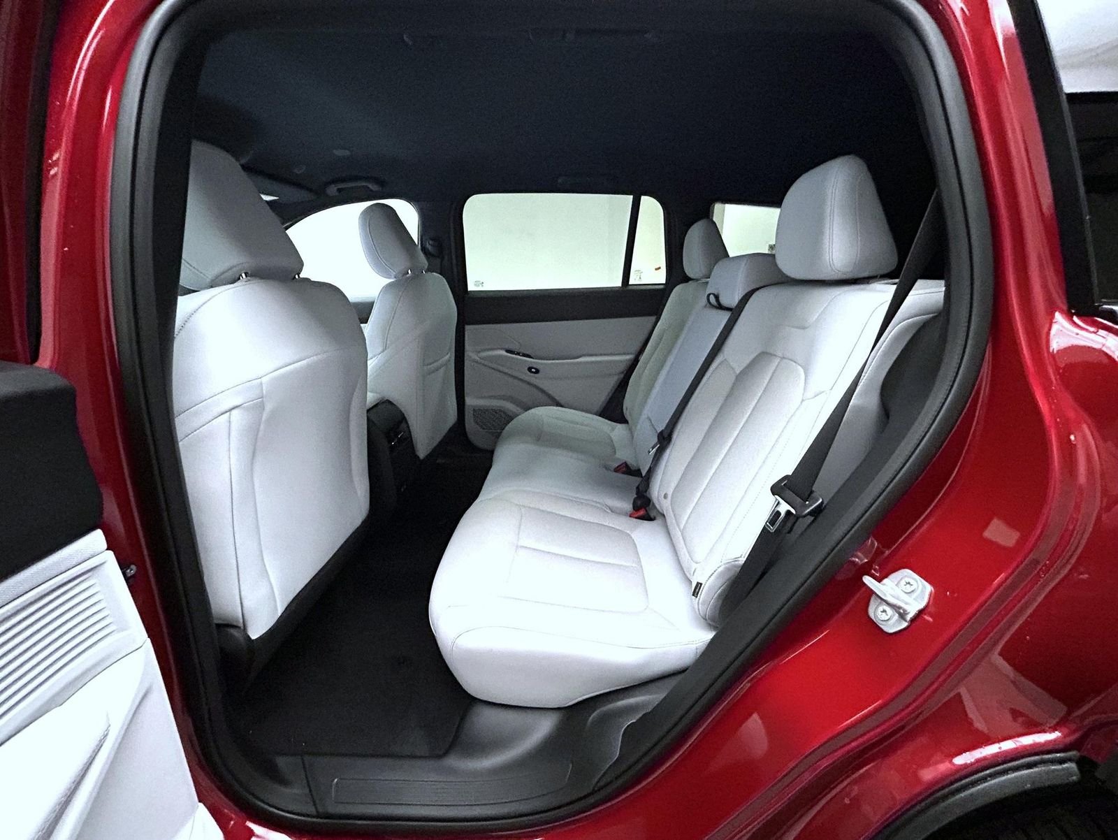 New 2026 Red Hot Pearl-Coat Exterior Paint Jeep Laredo image 11