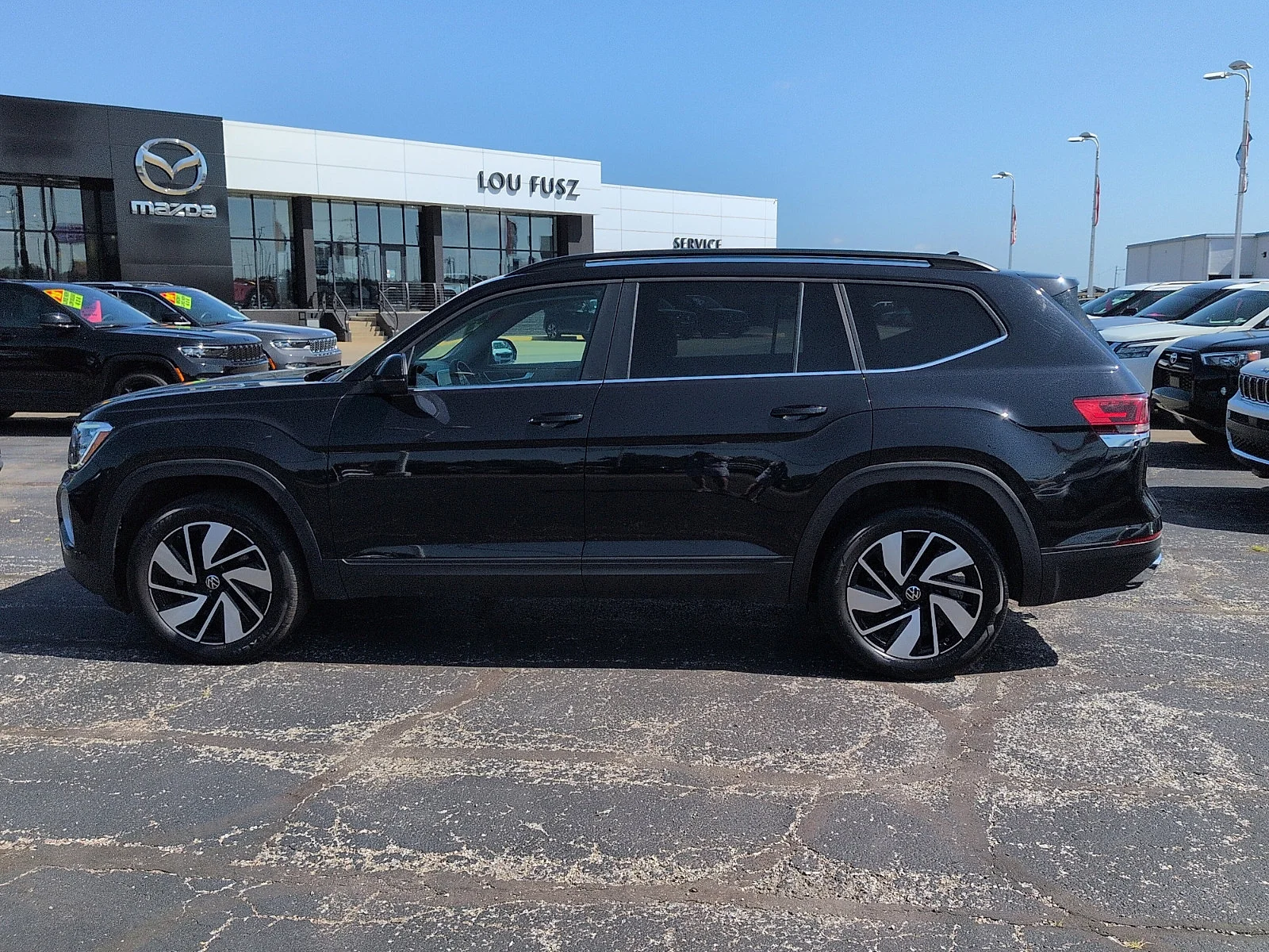 Used 2025 Deep Black Pearl - 2T2T Volkswagen 2.0T SE w/Technology image 4