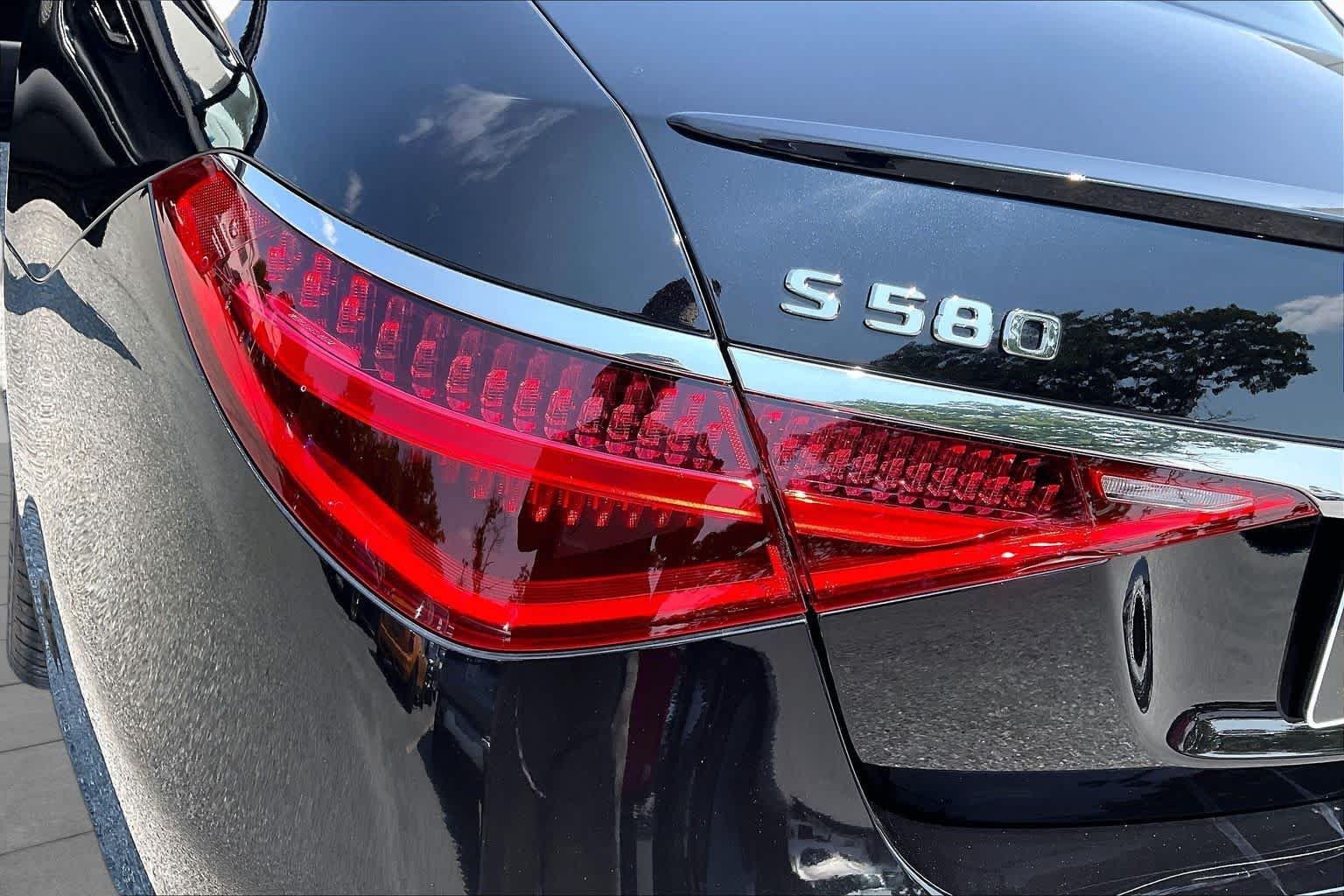 Used 2025 Obsidian Black Metallic Mercedes-Benz S 580 image 29