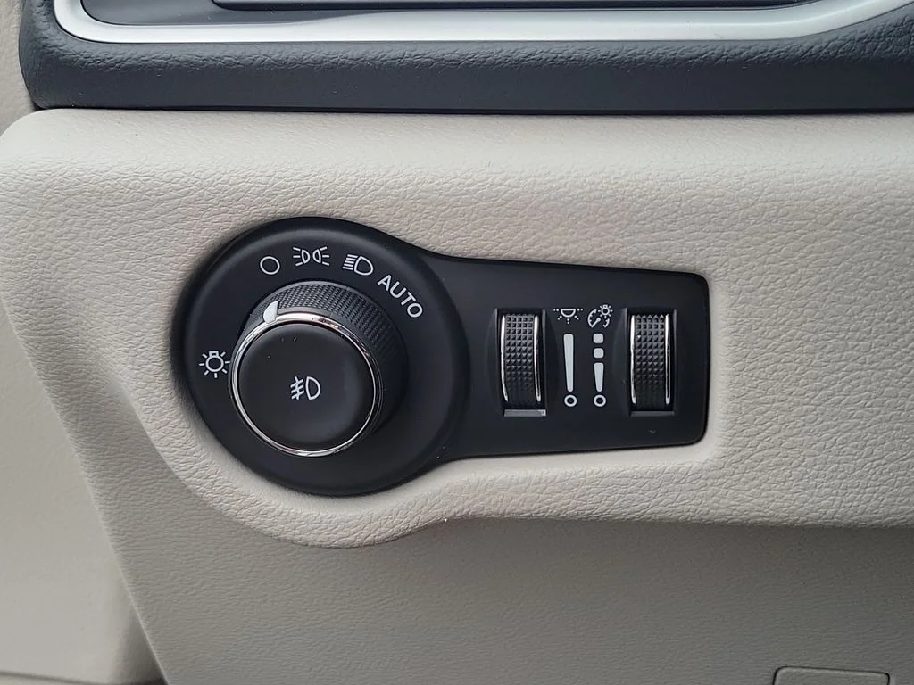 Used 2023 White Chrysler Touring L image 23