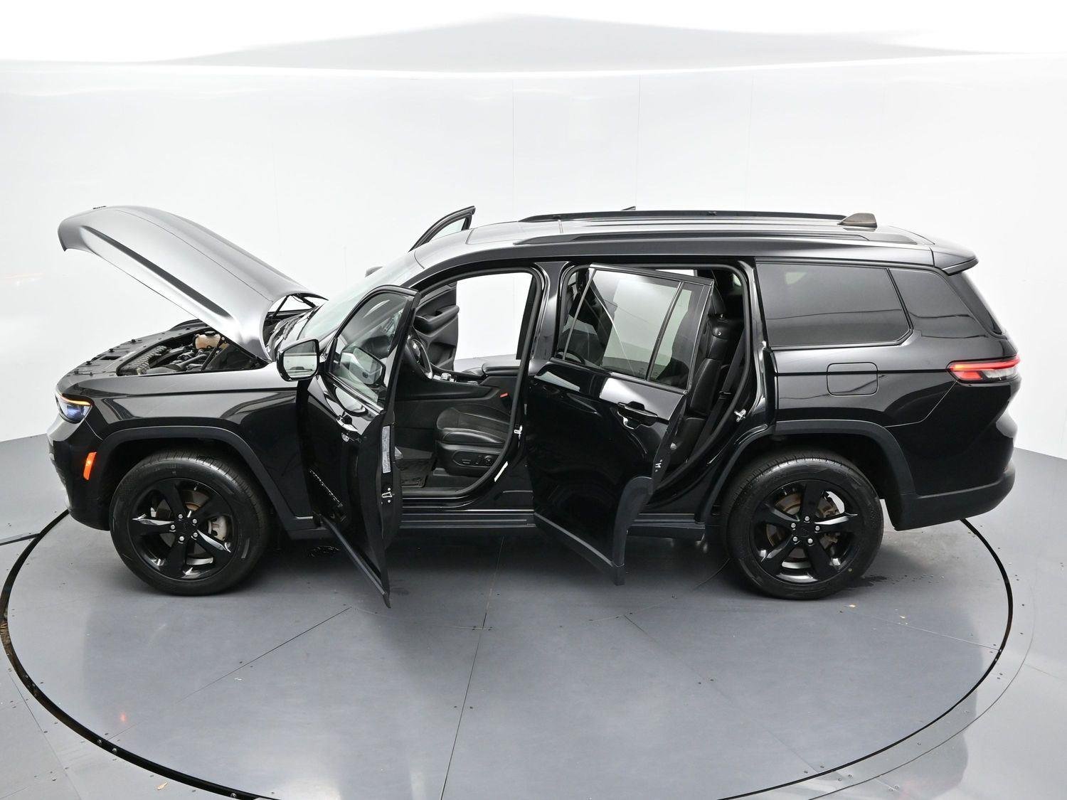 Used 2023 Diamond Black Crystal Pearlcoat Jeep Altitude image 37