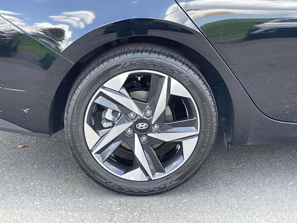 Used 2023 Black Hyundai SEL image 7