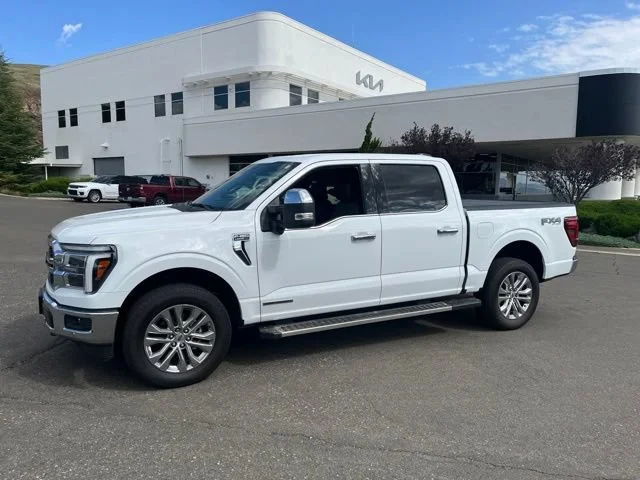 Used 2025 Oxford White Ford LARIAT image 1