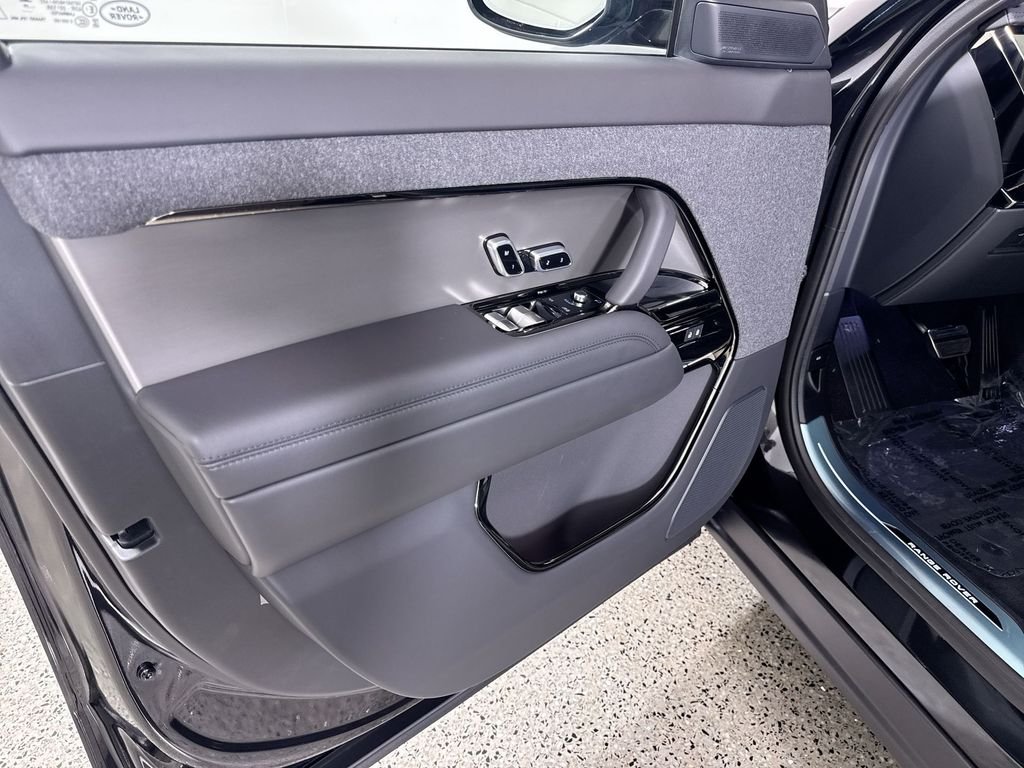 New 2026 Santorini Black Land Rover Dynamic SE image 13
