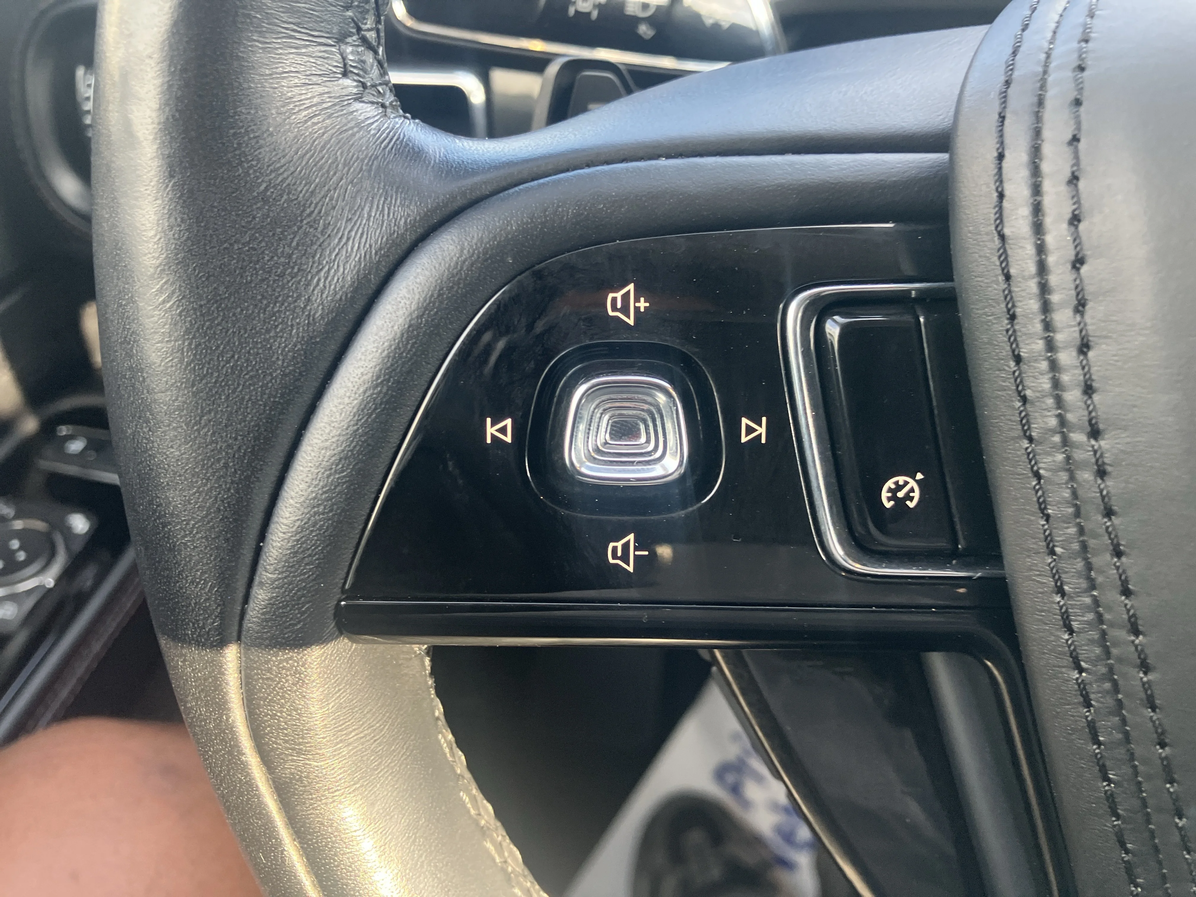 Used 2020 Radiance Metallic Lincoln Grand Touring image 27