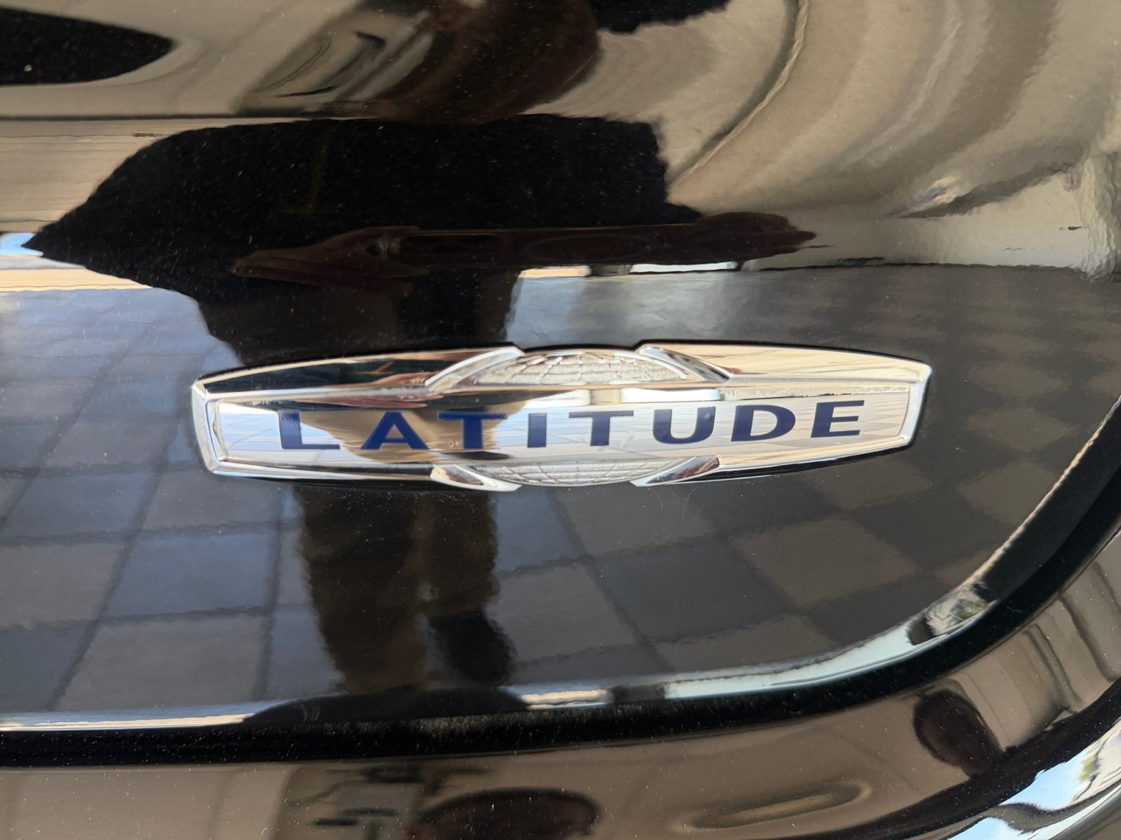 Used 2023 Diamond Black Crystal Pearlcoat Jeep Latitude image 42