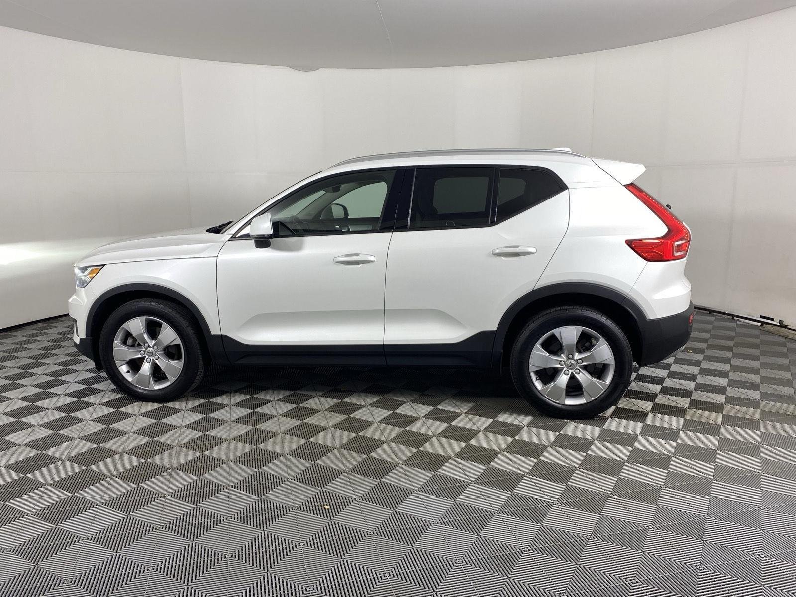 Used 2022 Crystal White Metallic Volvo Momentum image 4