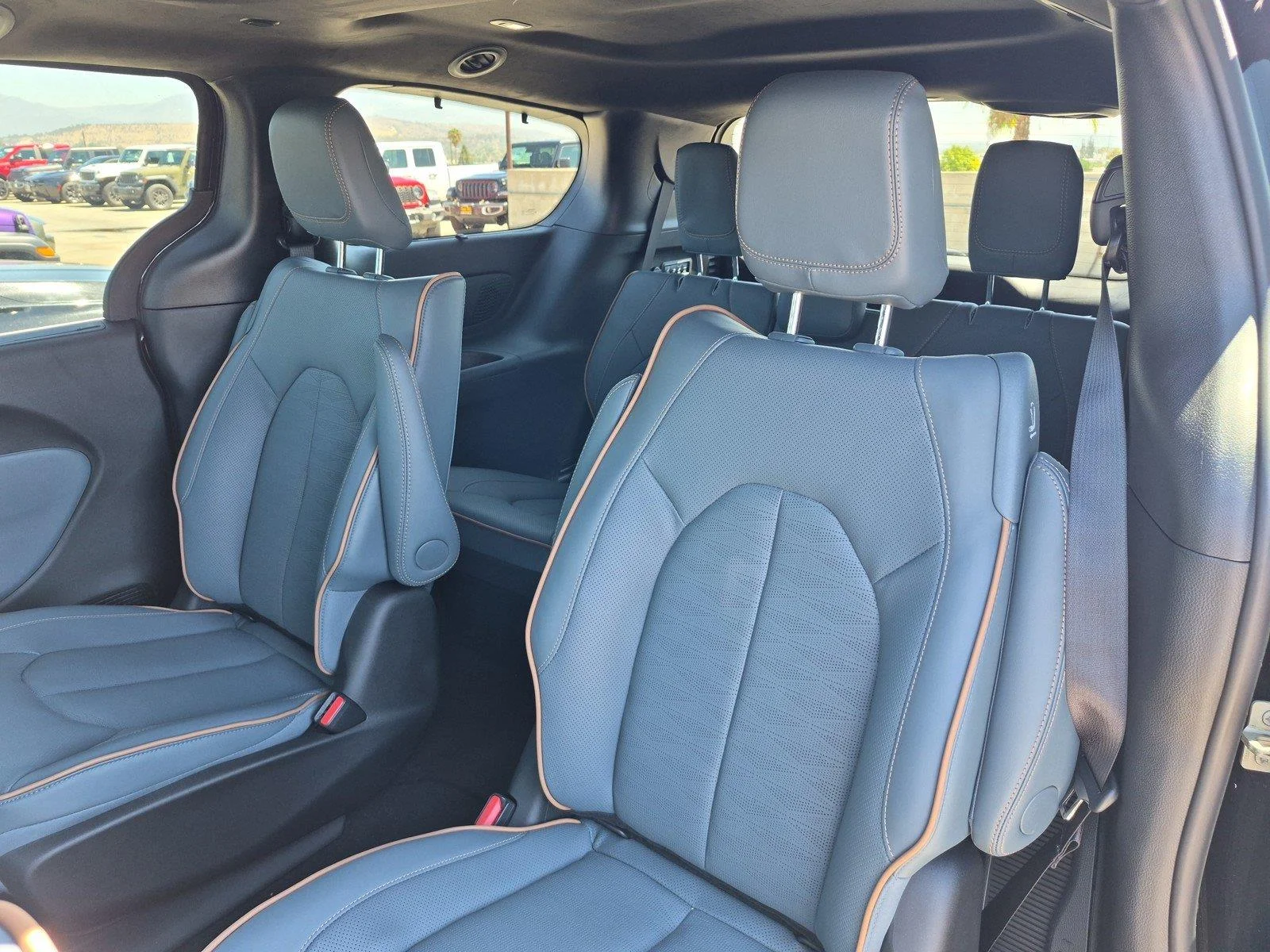 New 2027 Diamond Black Crystal Pearl-Coat Exterior Paint Chrysler Pinnacle image 19