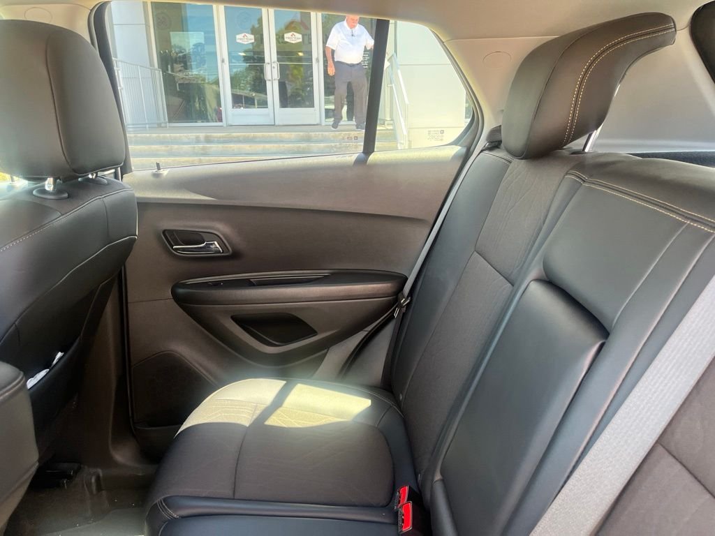 Used 2022 White Chevrolet LT image 10