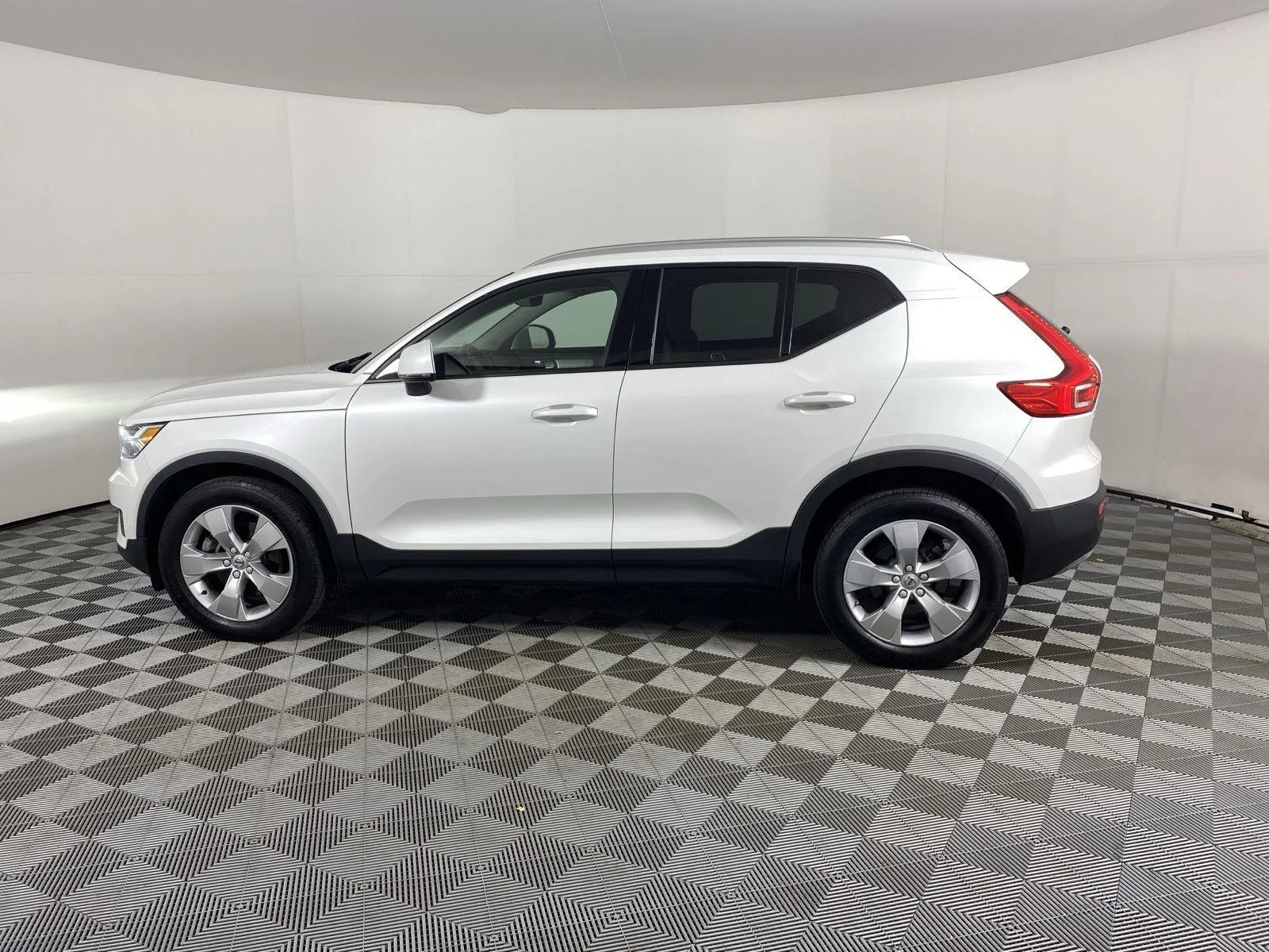 Used 2022 Crystal White Metallic Volvo Momentum image 4