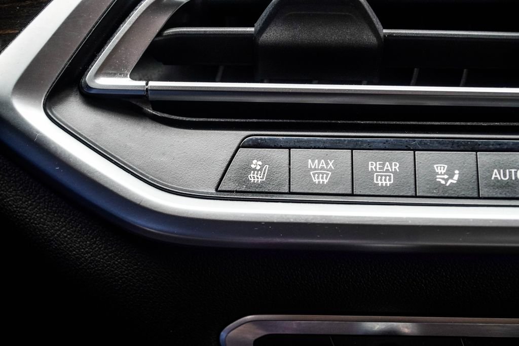 Used 2019 White BMW xDrive40i image 26