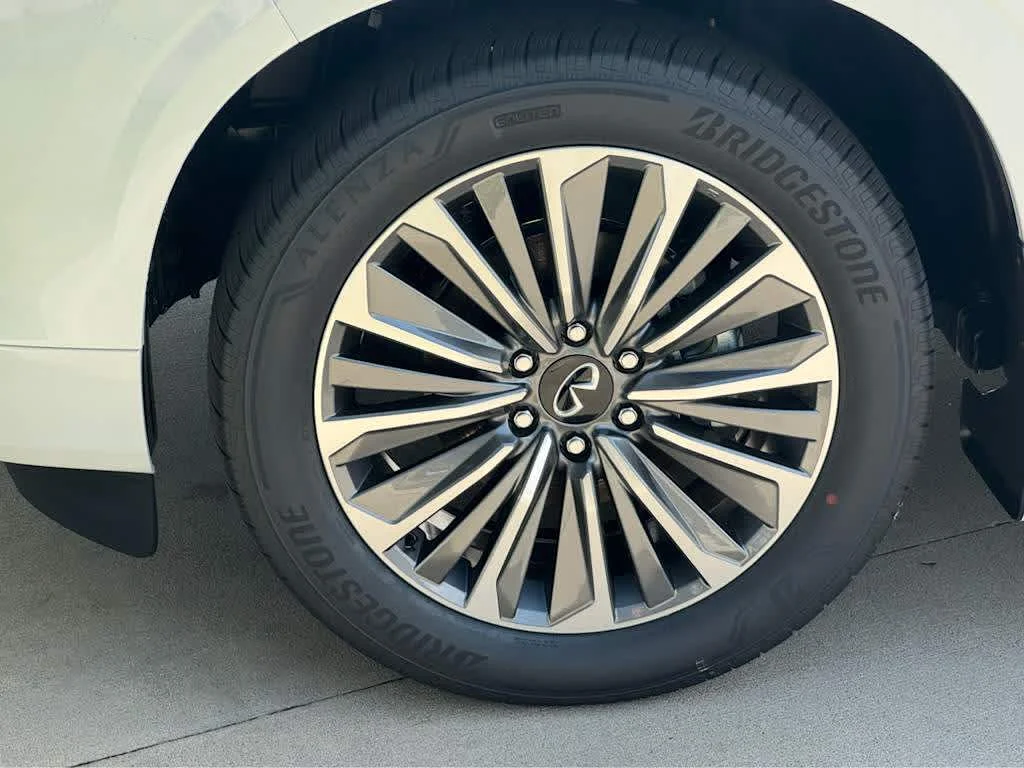 New 2026 RADIANT WHITE INFINITI Luxe 2WD image 7