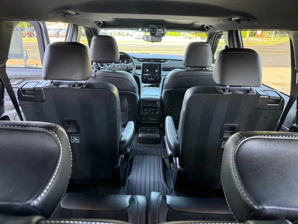 Used 2023 White Jeep Altitude image 16