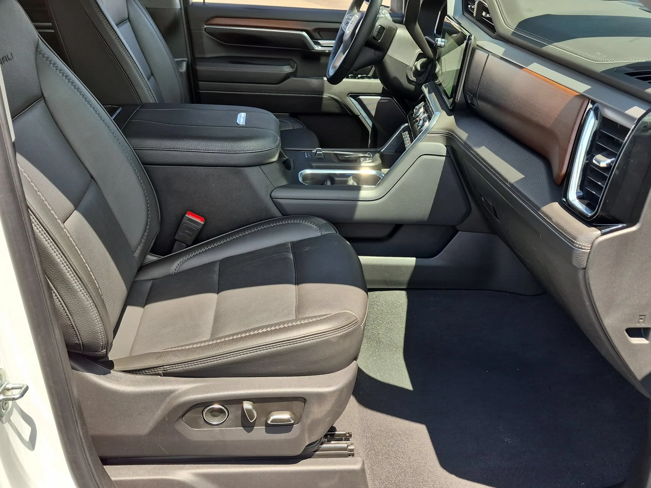 Used 2024 Summit White GMC Denali image 28