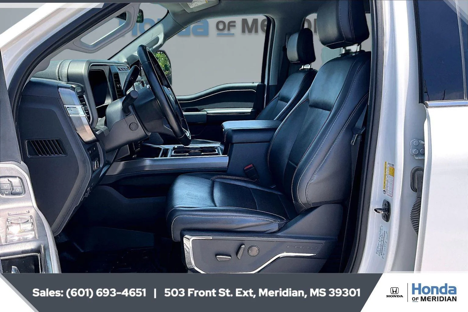 Used 2024 Star White Metallic Tri-Coat Ford LARIAT image 18