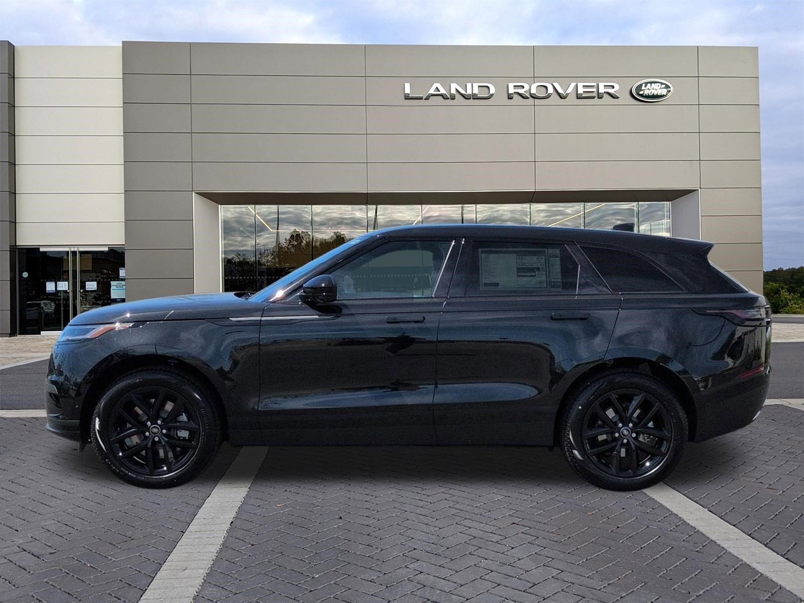 New 2026 Santorini Black Metallic Land Rover S image 8
