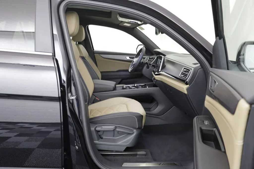 New 2026 Deep Black Volkswagen SE w/Technology image 18