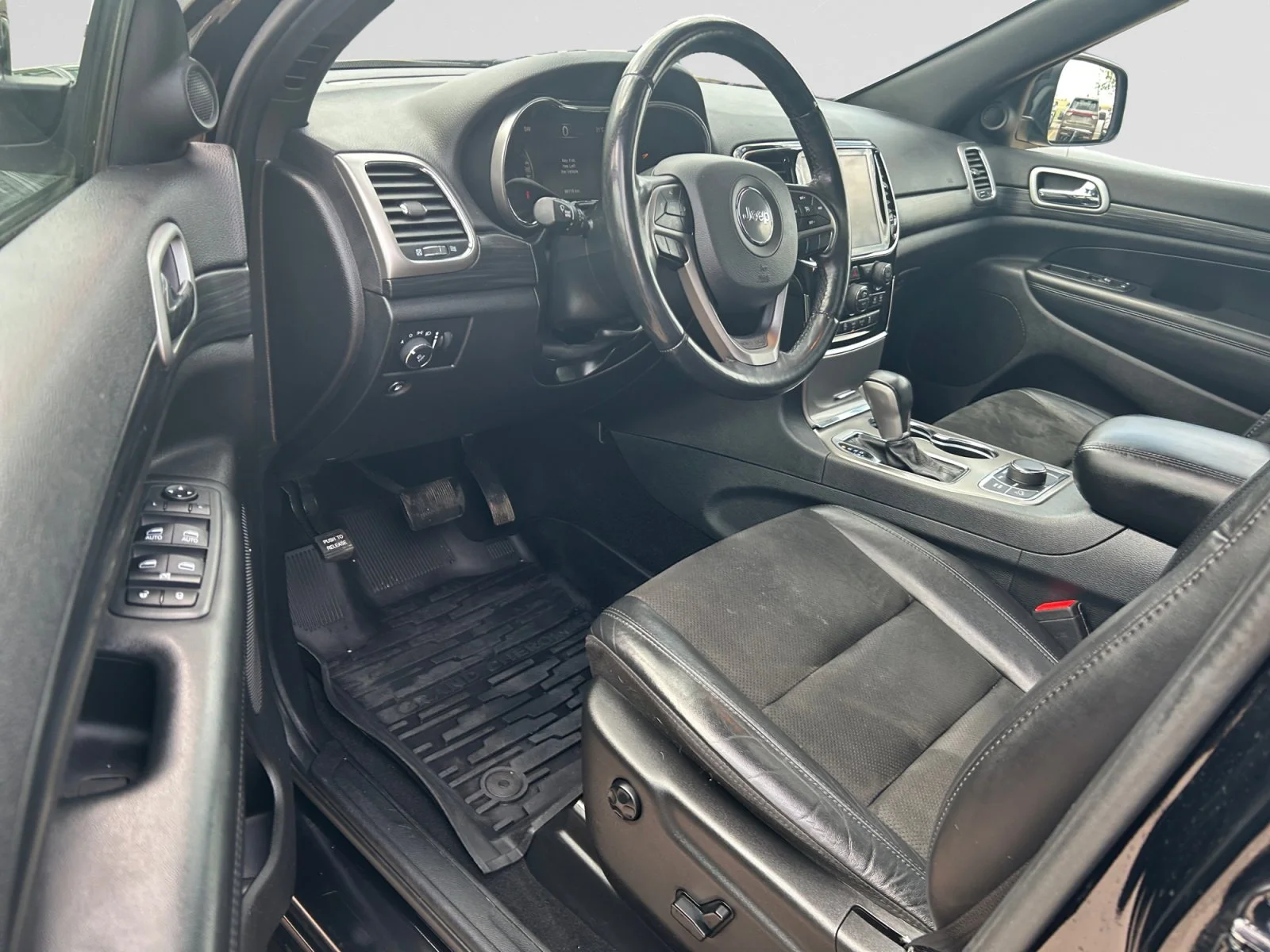 Used 2019 Diamond Black Crystal Pearl Jeep ALTITUDE image 12