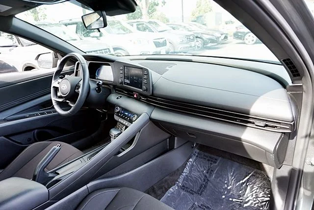 Used 2025 Gray Hyundai SEL Sport image 9