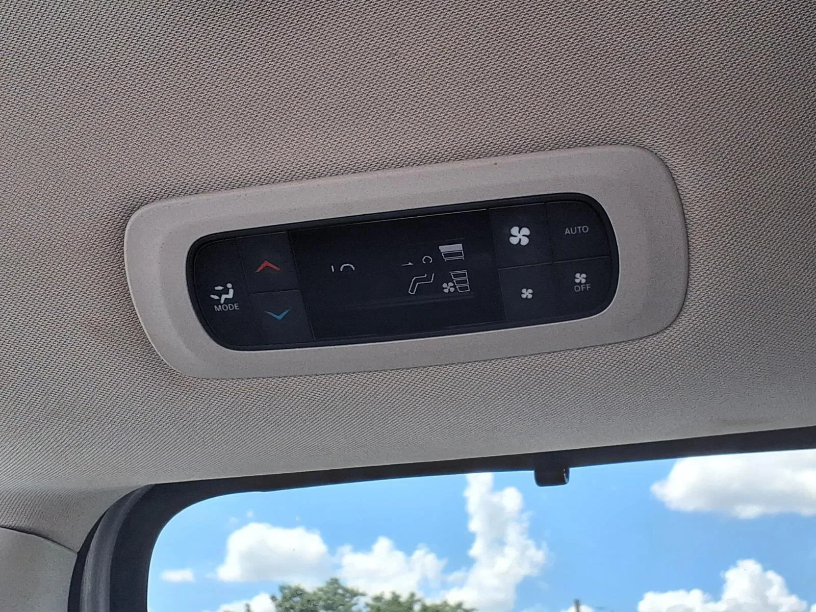 Used 2023 Silver Mist Clearcoat Chrysler Touring L image 28