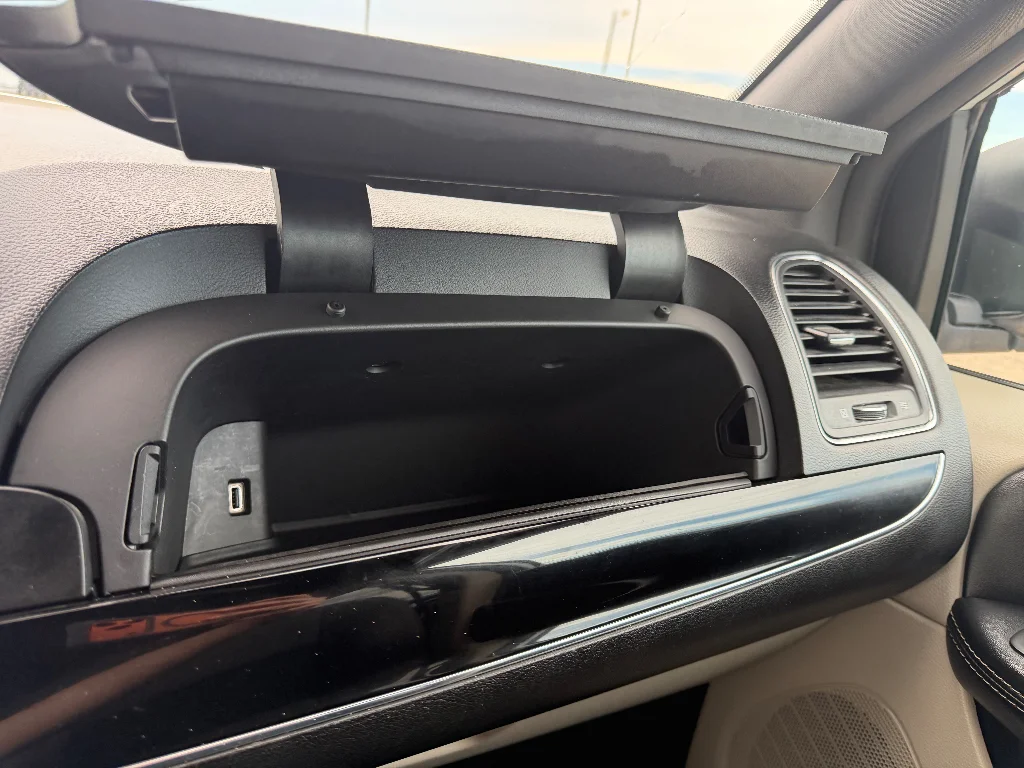 Used 2018 White Knuckle Clearcoat Dodge SXT image 25
