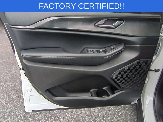Used 2025 White/off-white Jeep Laredo X image 12
