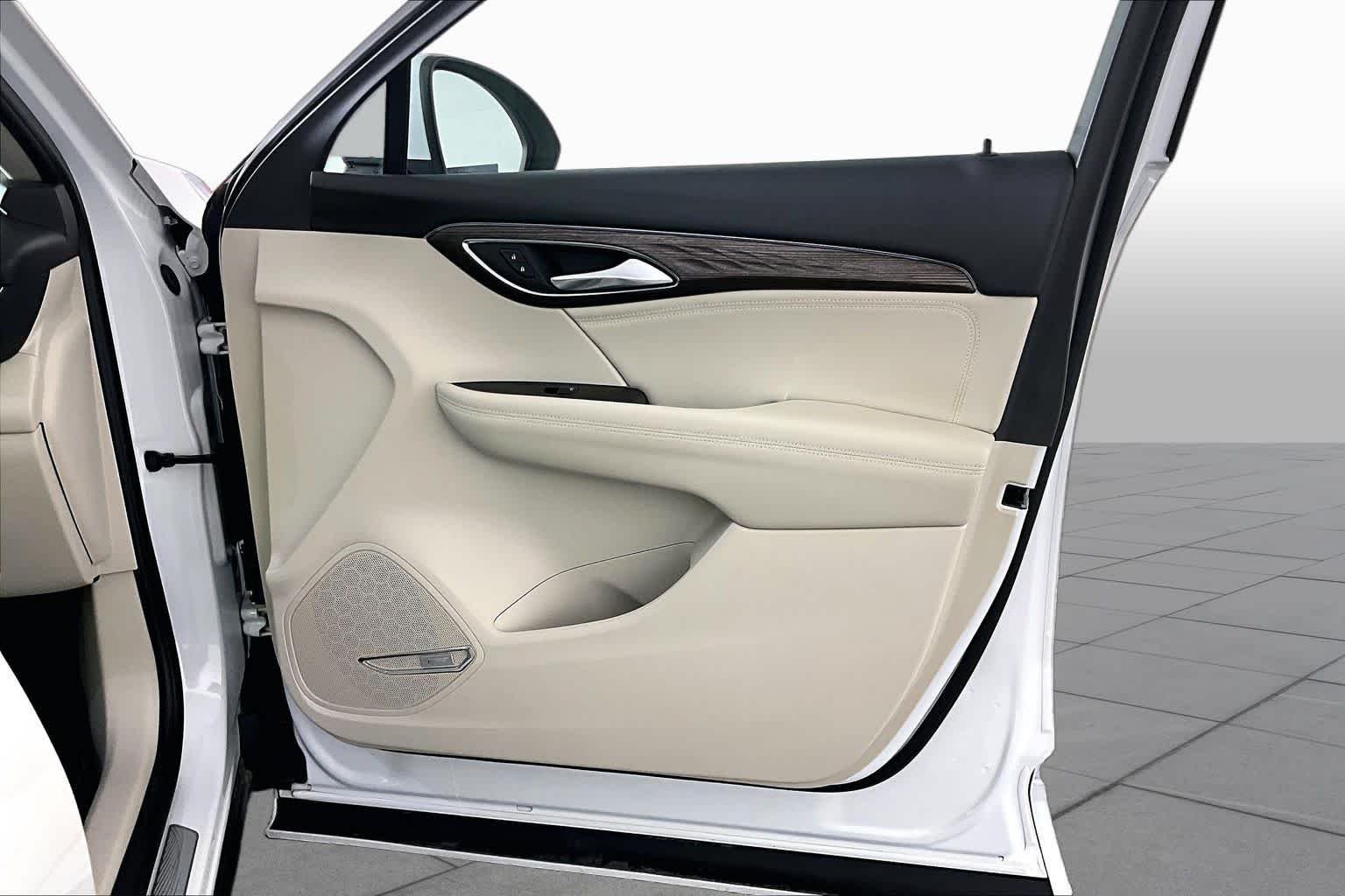 Used 2023 White Frost Tricoat Buick Avenir image 22