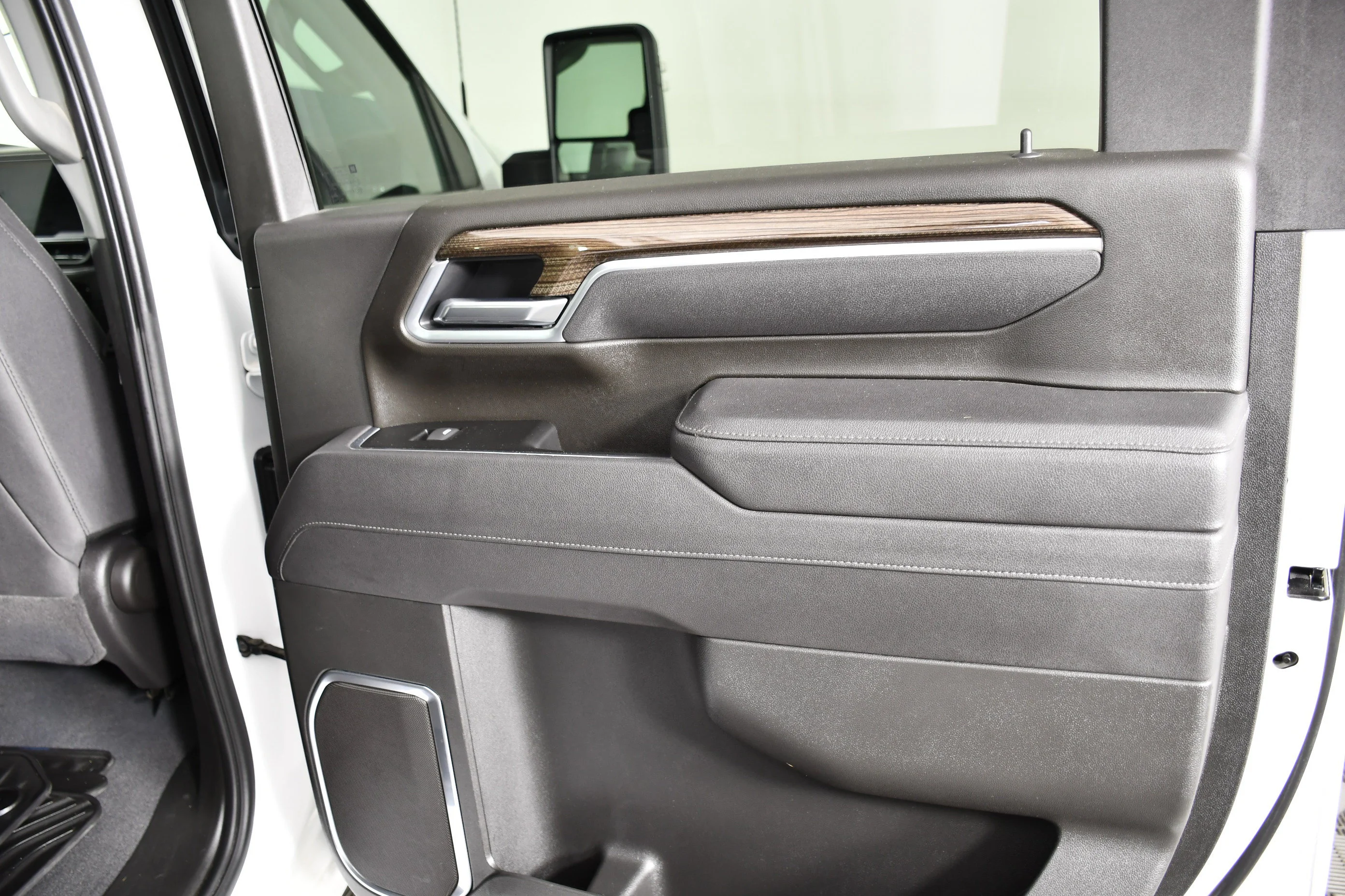 Used 2025 Summit White Chevrolet LT image 44