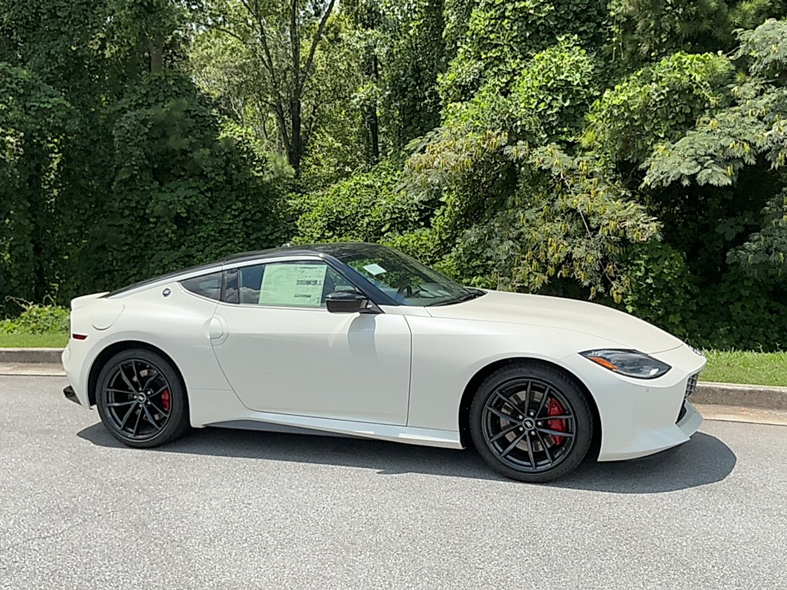New 2026 Pearl White Tricoat/Super Black Nissan Performance image 1