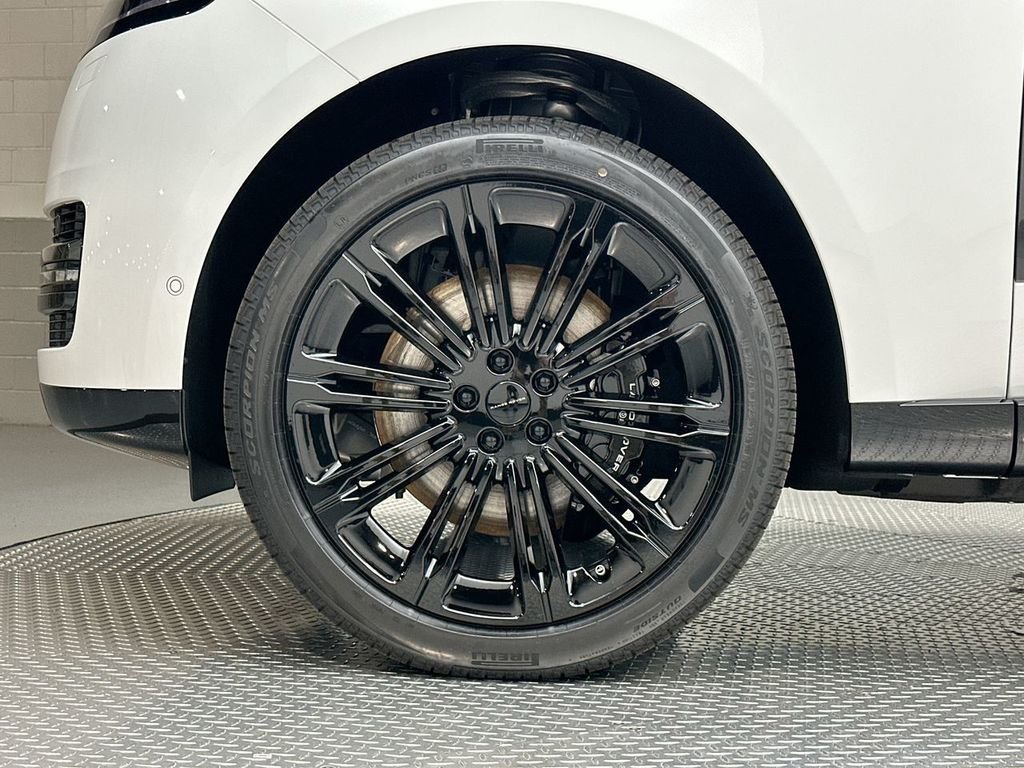 New 2026 Fuji White Land Rover SE image 5