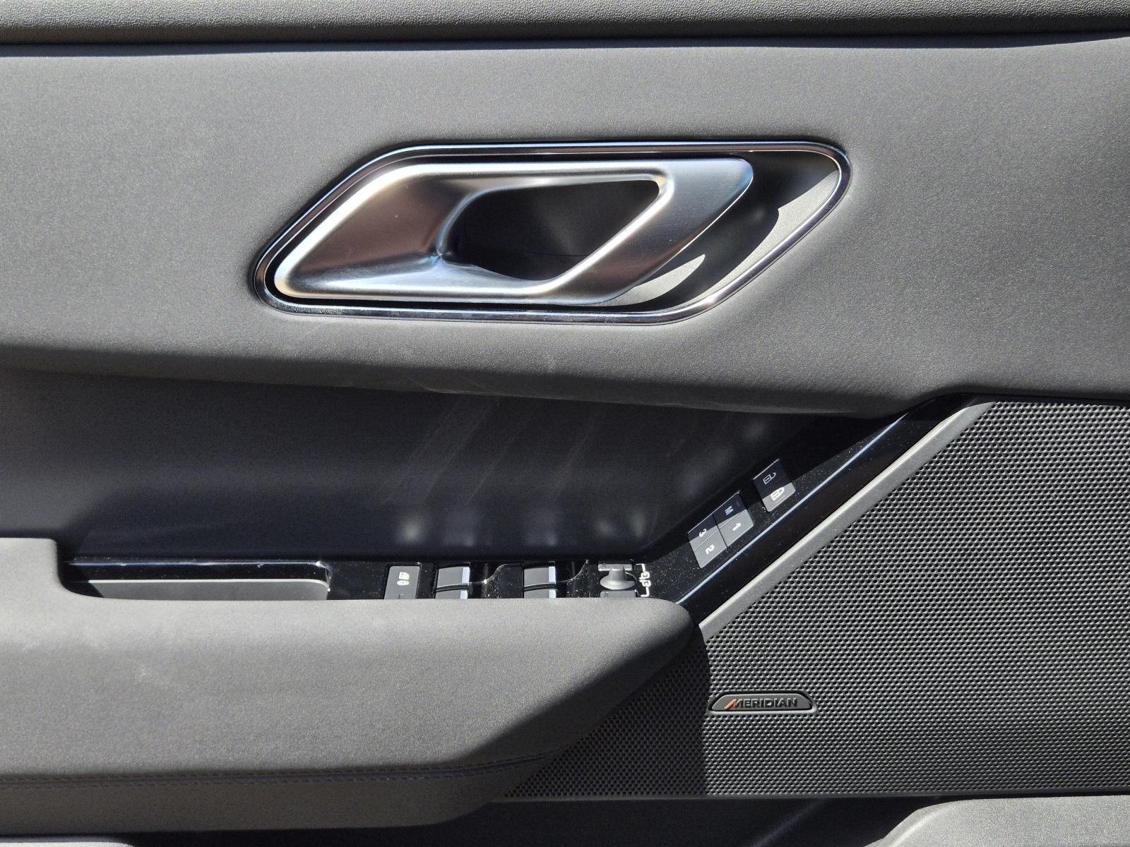 New 2025 Santorini Black Land Rover Dynamic SE image 26