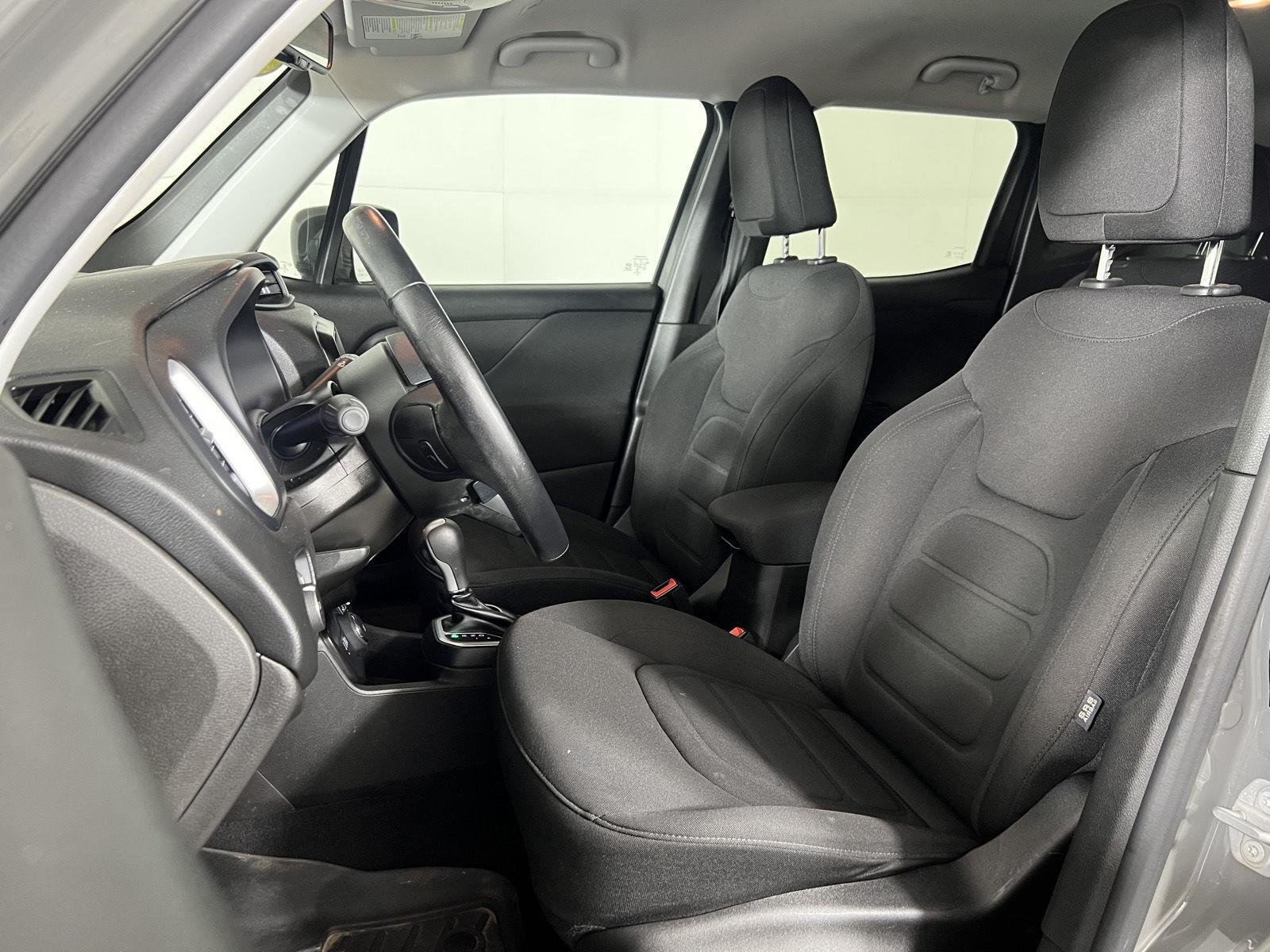 Used 2021  Jeep Latitude image 12