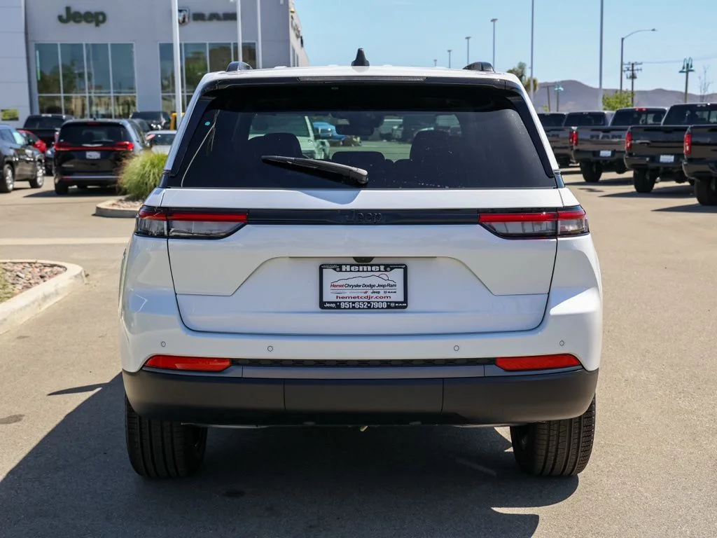New 2026 Bright White Clear-Coat Exterior Paint Jeep Limited image 4