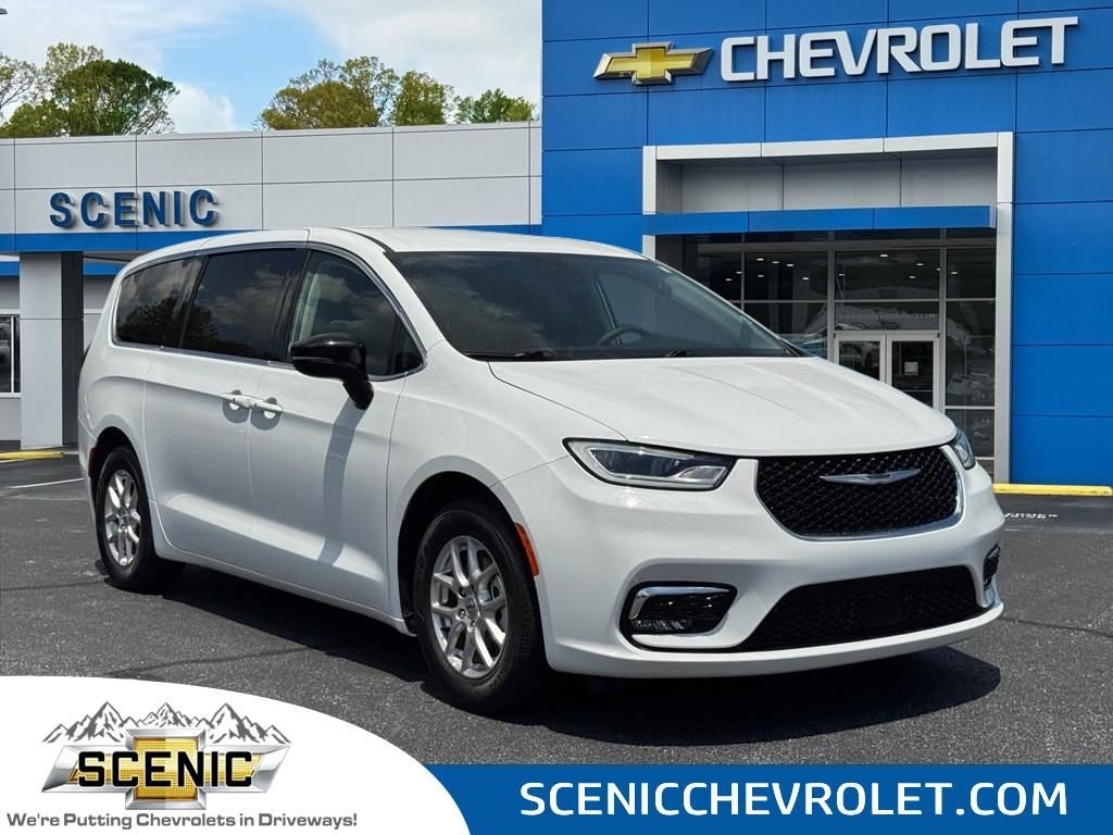 2024 Chrysler Pacifica Touring L's photo