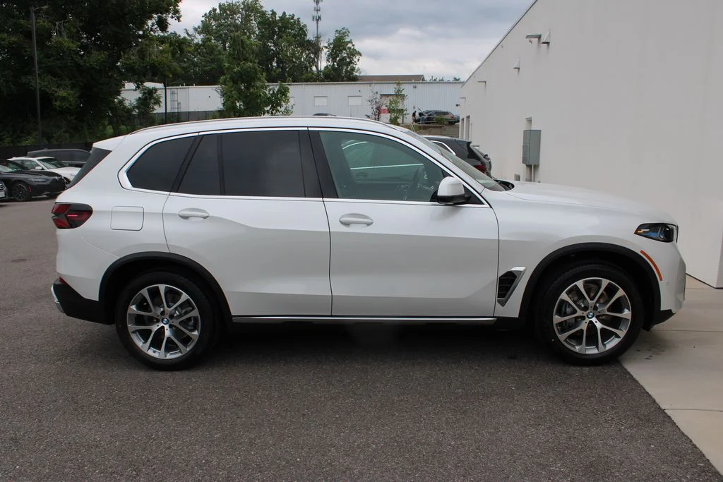 New 2026 Mineral White Metallic BMW xDrive40i image 30
