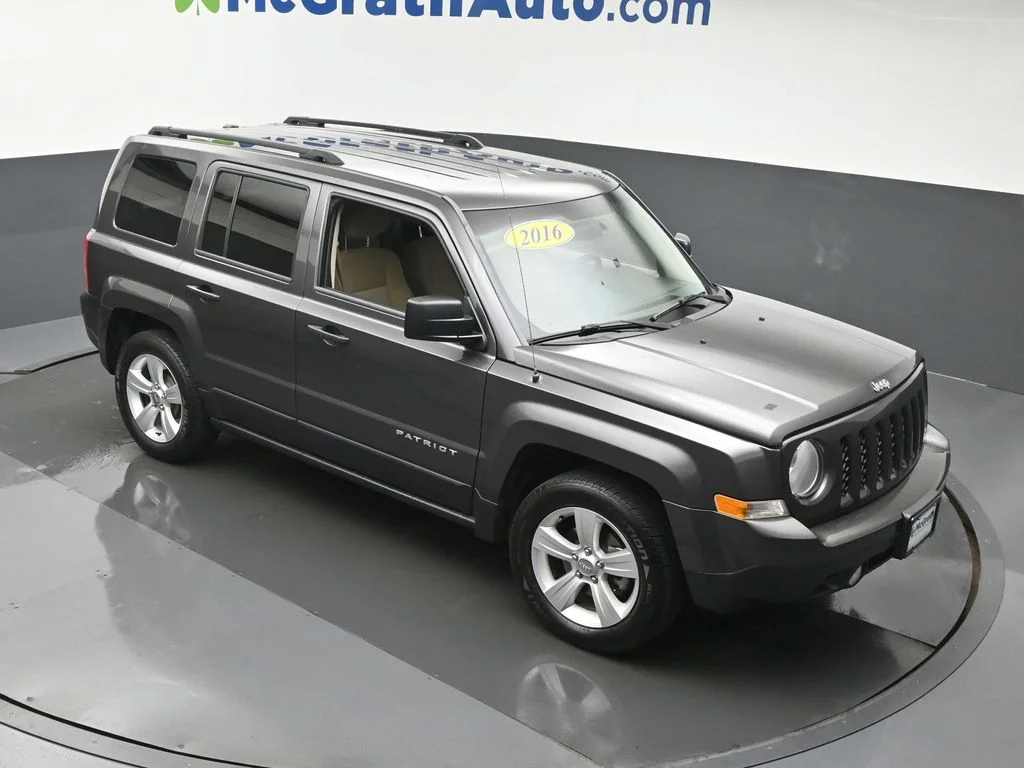 Used 2016 Gray Jeep Latitude image 3