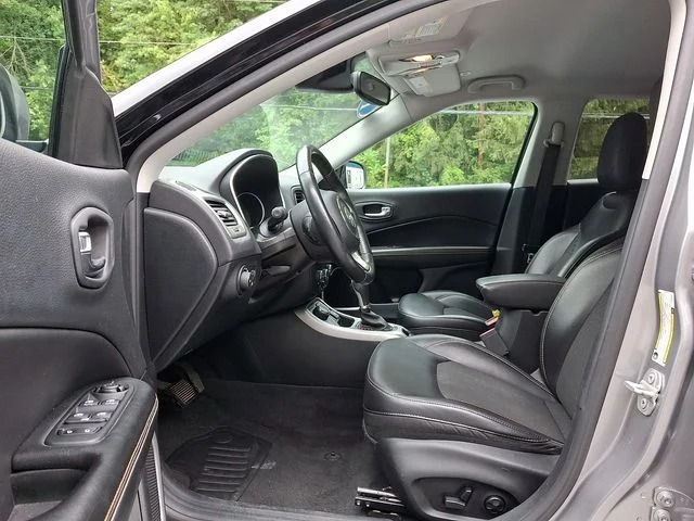 Used 2018 Silver Jeep Latitude image 14