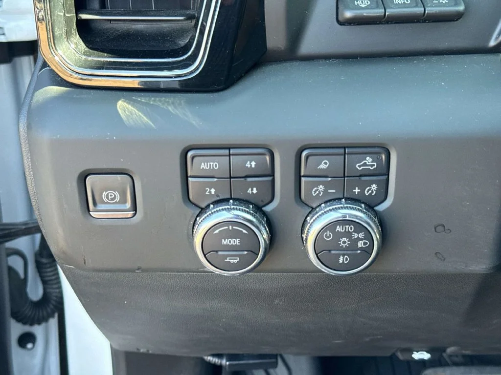 Used 2024 White GMC AT4 image 32