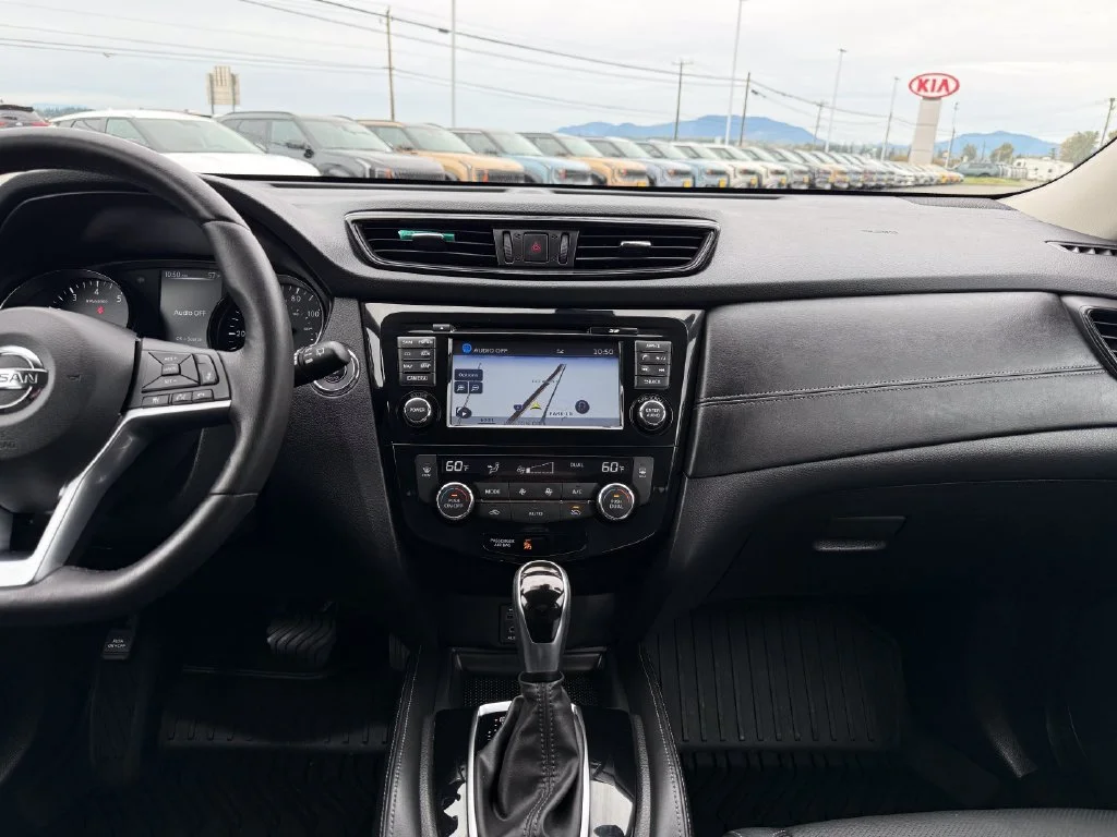 Used 2017 Gun Metallic Nissan SL image 26