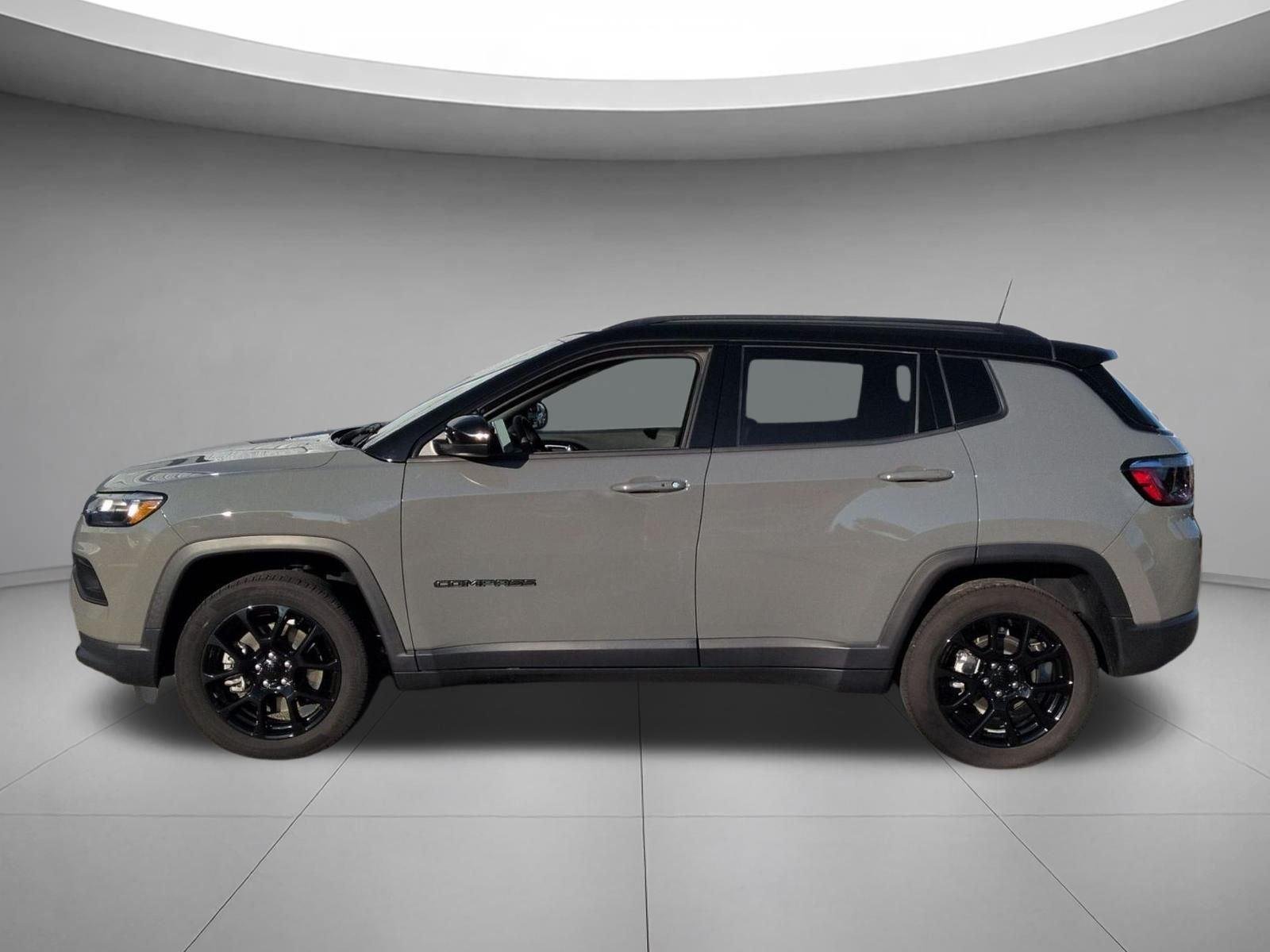 Used 2024 Baltic Gray Metallic Clearcoat Jeep Latitude image 2