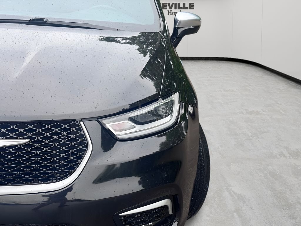 Used 2023 Brilliant Black Crystal Pearlcoat Chrysler Pinnacle image 4