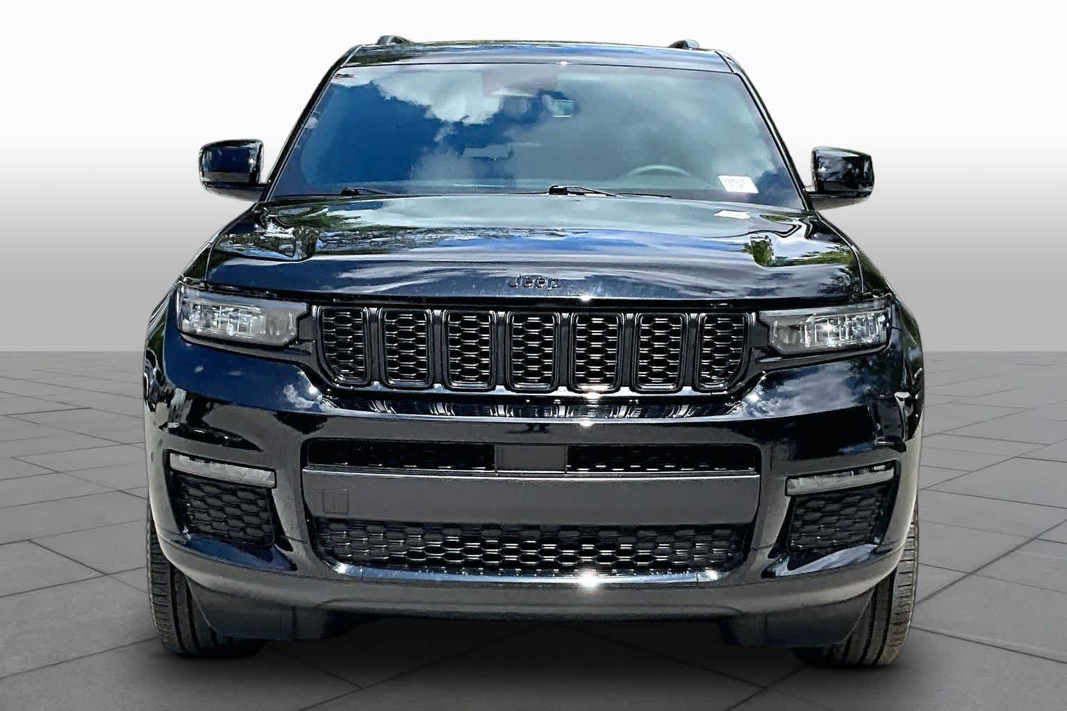 Used 2024 Diamond Black Crystal Pearlcoat Jeep Limited image 4