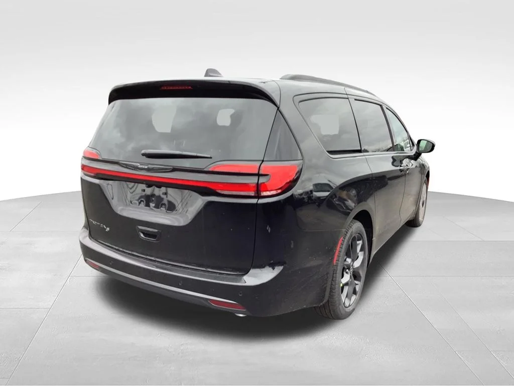 New 2026 Diamond Black Crystal Pearl-Coat Exterior Paint Chrysler Select image 3