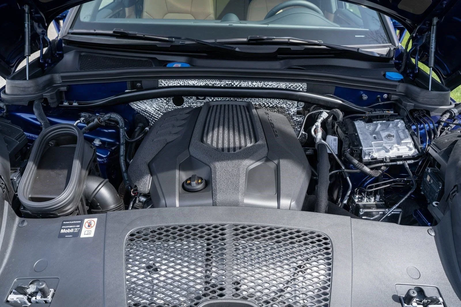 New 2026 Gentian Blue Metallic Porsche Base image 18