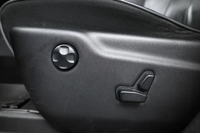 Used 2019 Ivory 3-coat Jeep Overland image 11