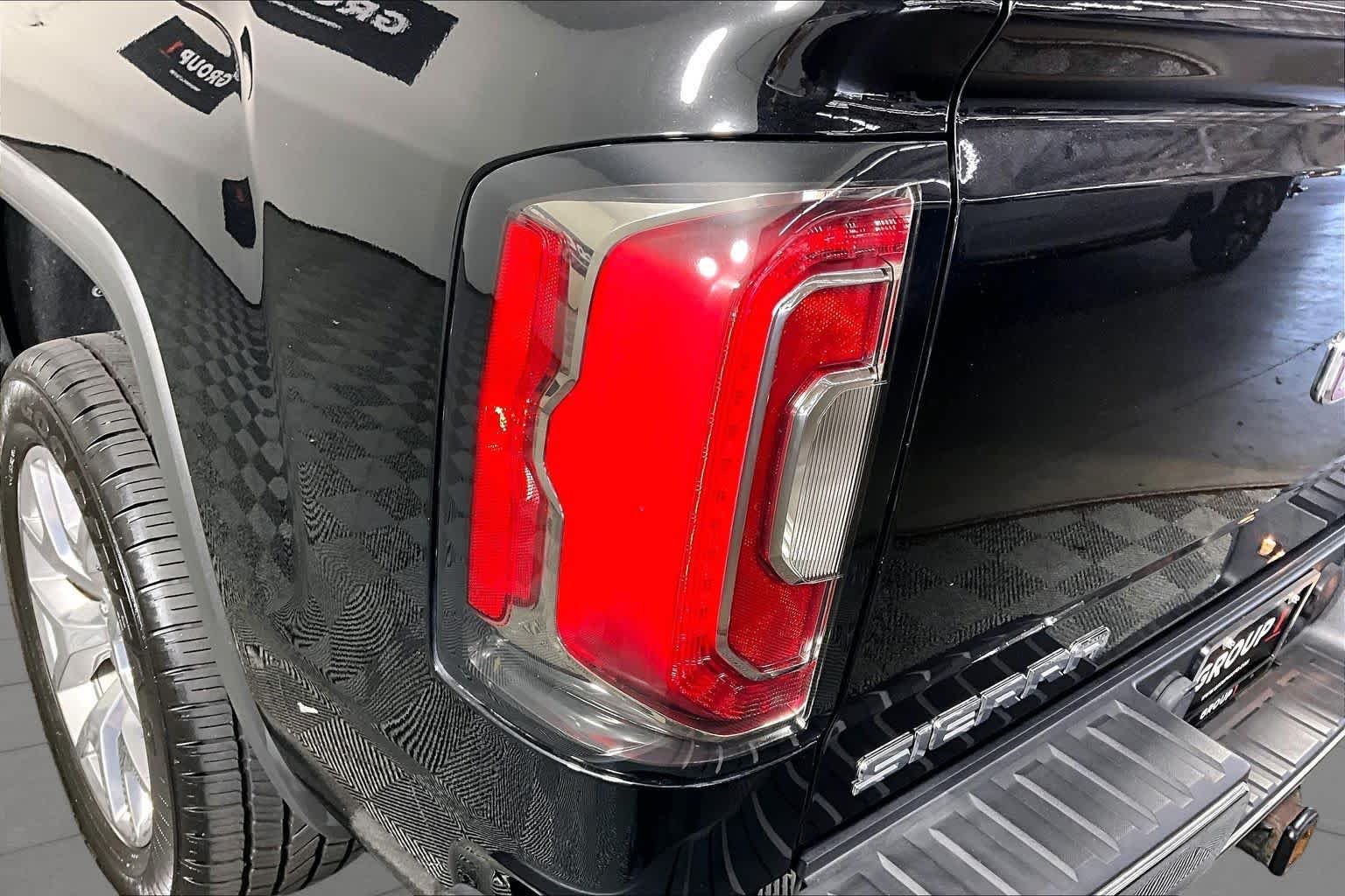 Used 2018 Onyx Black GMC SLT image 27