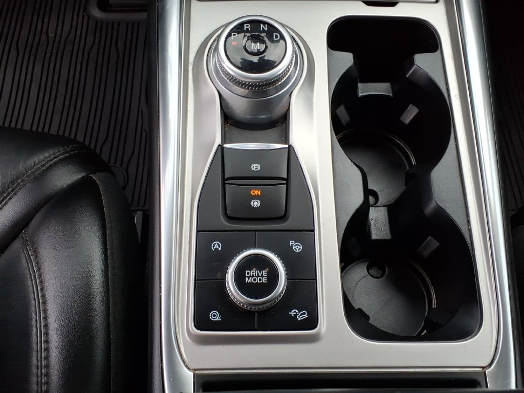 Used 2020 Black Metallic Ford Platinum image 19