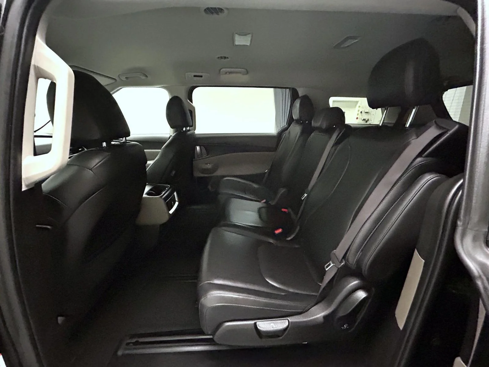 Used 2025 Black Kia LXS image 18